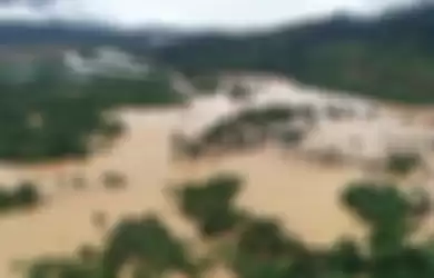 Foto udara kondisi banjir yang merendam perumahan warga di Kecamatan Asera, Konawe Utara, Sulawesi Tenggara, Minggu (9/6/2019). Akibat intensitas hujan tinggi menyebabkan Sungai Lasolo meluap dan menyebabkan banjir bandang, sementara pihak BPBD Kabupaten Konawe Utara mencatat sebanyak 1.054 unit rum