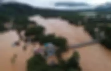 Foto udara jalan trans sulawesi terendam banjir bandang di Kecamatan Asera, Konawe Utara, Sulawesi Tenggara, Minggu (9/6/2019). Akibat intensitas hujan tinggi menyebabkan Sungai Lasolo meluap dan menyebabkan banjir bandang, sementara pihak BPBD Kabupaten Konawe Utara mencatat sebanyak 1.054 unit rum