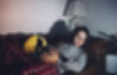 Jangan Lakukan Lagi! Tidur di Depan TV yang Menyala Buat Risiko Terkena Obesitas Meningkat