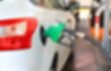 Mengisi bahan bakar kendaraan di pom bensin.