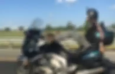 Artem Boldyrev saat mengendarai motor dengan kakinya