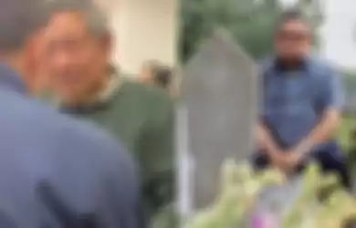 SBY tampak begitu nelangsa memandangi makam sang istri. 