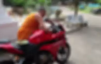 Video yang memperlihatkan aksi ritual untuk sepeda motor di Thailand menjadi hal yang menarik perhatian khalayak.