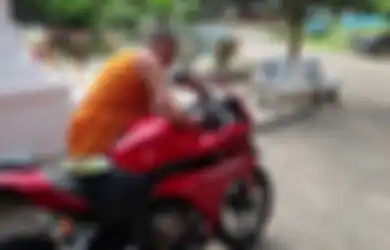 Video yang memperlihatkan aksi ritual untuk sepeda motor di Thailand menjadi hal yang menarik perhatian khalayak.