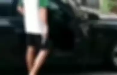 Sebuah video yang menunjukkan seorang pengemudi BMW yang mengeluarkan pistol saat terjebak macet. 