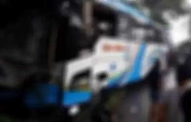 Seorang Pria Nekat Lompat dari Bus Saat Tabrakan Beruntun di Padang, Videonya Viral!