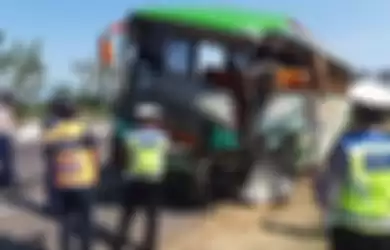 Bus Safari yang terlibat kecelakaan maut di Tol Cipali, Senin (17/6)