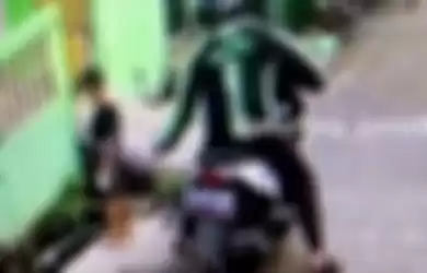 Seorang penjambret yang mengenakan jaket berlogo Grabike terekam CCTV menjambret seorang anak di Cengkareng, Jakarta Barat. 