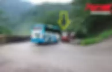 Video detik-detik bus menabrak truk tangki BBM di Sitinjau Lauik, Padang, (Minggu 16/6/2019).  