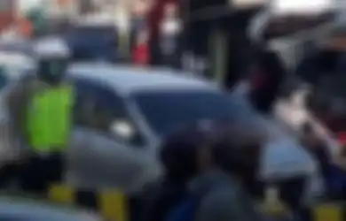 'Ditilang' Patung Polisi, Pengendara Bandel di Sidoarjo Pasrah dan Tak Berkutik Sambil Terima Surat Tilang