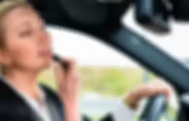 Memakai lipstik dalam mobil hanya butuh waktu 3 menit loh.