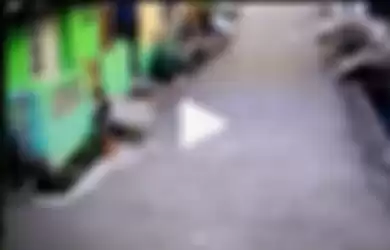 Asyik Buang Air Kecil di Got, HP Anak Ini Justru Dirampas Oknum Ojol, Videonya Viral!