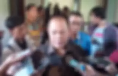 Bupati Karanganyar Juliyatmono saat memberikan keterangan pers terkait penutupan warung daging anjing di Karanganyar, Jawa Tengah, Kamis (20/6/2019).