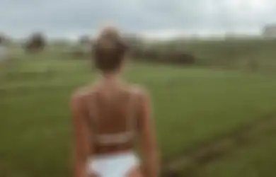 Dihujat karena Tulis Ini saat Unggah Foto Dirinya yang Berbikini dengan Background Petani Bali, Influencer Swedia Sampai Harus Lakukan Ini