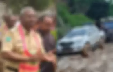 Kendaraan yang terjebak kemacetan dirias jalan trans Papua Barat, Mameh, Distrik Tahota, Kabupaten Manokwari Selatan. 