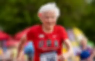 Sebuah video yang viral memperlihatkan seorang nenek berusia 103 tahun yang menjuarai lomba lari jarak 100 meter. 