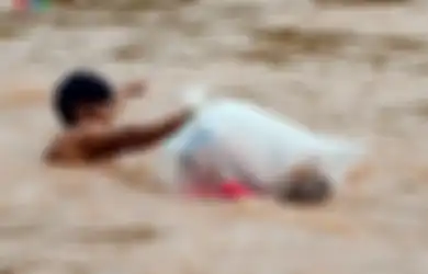 Foto Perjuangan Anak-anak untuk Sekolah, Masuk ke Dalam Plastik Lalu Pria Ini Menyeberangkan Mereka di Sungai
