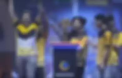 Daylen ikut ke atas panggung saat pembagian medali untuk Onic eSports, juara 1 MSC 2019