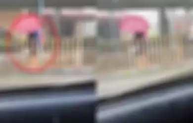 Viral video seorang siswa yang menggendong teman autisnya ke sekolah. 