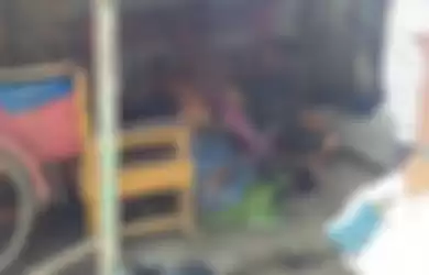 Kondisi nek Inem yang mengalami luka bakar akibat dibakar oleh anak tirinya di belakang teras rumahnya yang berada di Dusun III Desa Sidomulyo, Kecamatan Pulau Bandring pada Selasa (25/6/2019). 