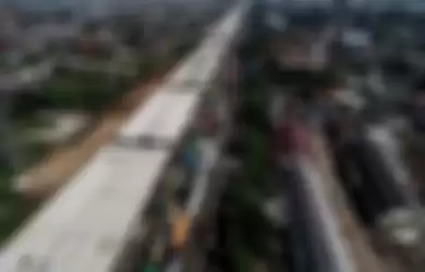 Lalu lintas di Jalan Tol Jakarta-Cikampek di Jawa Barat tersendat pada Rabu pagi (22/5/2019). Sejak Simpang Susun (SS) Cikunir, antrean panjang kendaraan ini dipicu akibat bergesernya Steel I-Girder (SIG) atau balok baja Proyek Jalan Tol Layang Jakarta-Cikampek (Elevated) dari truk multi-axle.