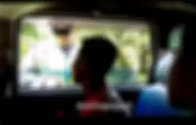Sebuah video yang menunjukan petugas polisi yang meminta penumpang mobil untuk membacakan hafalan Al-Qur'an viral di media sosial. 
