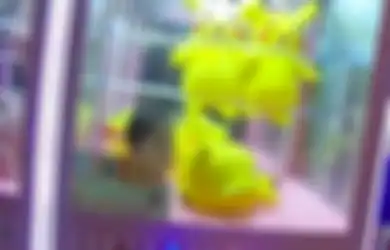 Inginkan Boneka Pikachu, Bocah 3 Tahun Ini Terjebak di Mesin Capit Selama 30 Menit