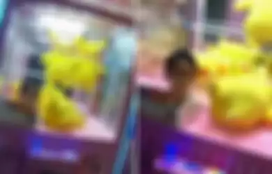 Putus Asa Tidak Bisa Mendapatkan Pikachu, Bocah 5 Tahun Masuk dan Terjebak di Mesin Capit Boneka, Ini Video Penyelamatannya