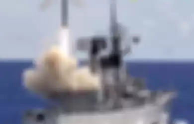 KRI Oswald Siahaan saat luncurkan rudal anti kapal permukaan P-800 Oniks aka Yakhont