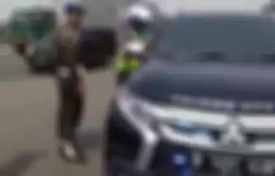 Polisi tindak mobil pribadi pengguna rotator di Cilincing, Jakut.