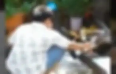 Kecewa Sistem Zonasi PPDB, Siswa Berprestasi Asal Pekalongan Ini Bakar Belasan Piagamnya