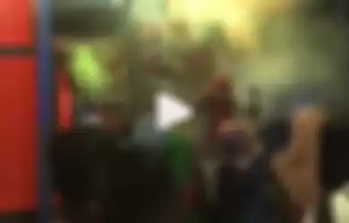 viral Video Emak-emak Asyik Joget dengan Memegang Senapan Laras Panjang, Polisi Bongkar Identitasnya