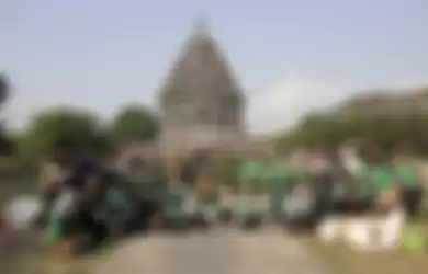 Saykoji, Andovi da Lopez, dan pasukan "Siap Darling" di Candi Prambanan.