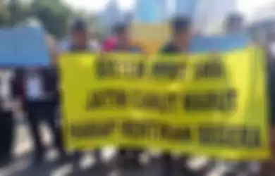 Aksi wali murid dan calon peserta didik memprotes PPDB sistem zonasi di depan Gedung Negara Grahadi Surabaya, Rabu (19/6)