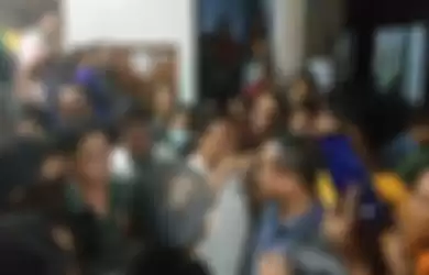 Posko PPDB Denpasar diserbu ratusan orangtua murid pada Jumat malam (28/6).