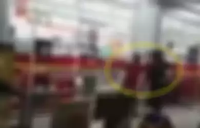 Video rekaman yang memperlihatkan sekelompok pemuda merusak minimarket di Bogor. 