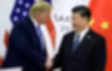 Presiden Amerika Serikat, Donald Trump bersalaman dengan Presiden Tiongkok, Xi Jinping pada G20 2019