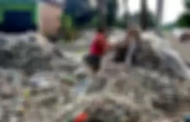 Sampah-sampah plastik tampak mencemari Laut Teluk Lampung, Bandar Lampung, 21 Februari 2019 lalu (foto: ilustrasi).
