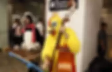 Selain ngamen, dua pemusik ini juga tampil dengan mengenakan kostum unik di stasiun kereta New York.