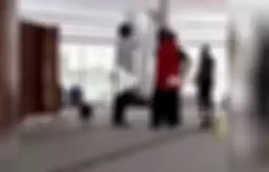viral video seorang wanita membawa masuk anjing ke dalam masjid di Sentul City, Bogor.