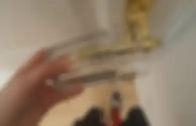 Inilah Mengapa Anda Harus Selalu Menggantung Gelas pada Gagang Pintu untuk Alasan Cemerlang Ini