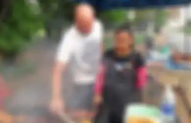 Dinikahi Pria Bule, Wanita Penjual Ayam Bakar Ini Terkejut Mengetahui Identitas Asli Suaminya Setelah Ditangkap Polisi