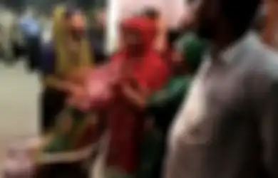 Wanita Ini Menyerahkan Kantong Plastik ke Kantor Polisi Sambil Menangis, Rupanya Ini Isi Kantong Tersebut