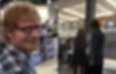 Video Ed Sheeran Kejutkan Penggemar yang Menyanyikan Lagunya di Mal