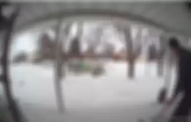 Setelah Tahu Suaminya Meninggal, Supir Ini Terekam Video Tengah Menyekop Salju dari Beranda Rumah Janda