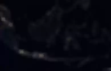 Citra satelit malam hari Indonesia yang dirilis NASA, lembaga luar angkasa AS, memperlihatkan Nusantara yang gelap gulita. 