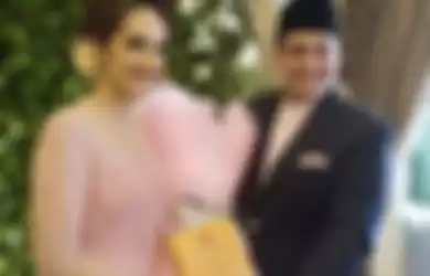 Tsamara Amany dilamar Prof. Ismail Fajrie Alatas dengan seserahan buku Risalah BPUPKI