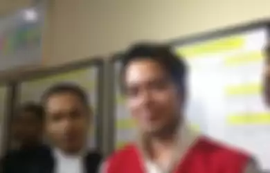 Pesinetron dan presenter Kriss Hatta setelah mendengarkan pembacaan tuntutan oleh jaksa di Pengadilan Negeri Kota Bekasi, Jawa Barat, Senin (17/6/2019). 