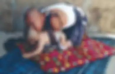 Kisah Haru Seorang Ayah Tanpa Tangan yang Berusaha Menggendong Putranya