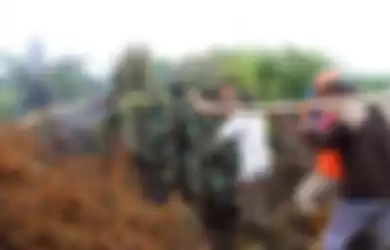 Sejumlah petugas berusaha memadamkan api yang membakar lahan gambut di kawasan perkebunan kelapa sawit milik PT Fajar Baizury Desa Cot Mue, Kecamatan Tadu Raya, Nagan Raya, Aceh, Kamis (4/7/2019). Sebanyak 120 anggota pasukan dari TNI/Polri, BPBD Nagan Raya dan pihak perusahaan dikerahkan untuk memadamkan api agar kebakaran tidak meluas.